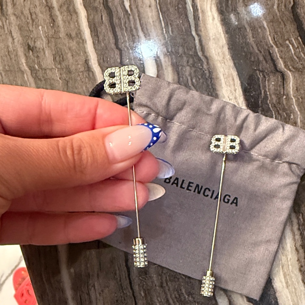BALENCIAGA
Pin BB Crystal-Embellished Earrings like NEW - Picture 14 of 17